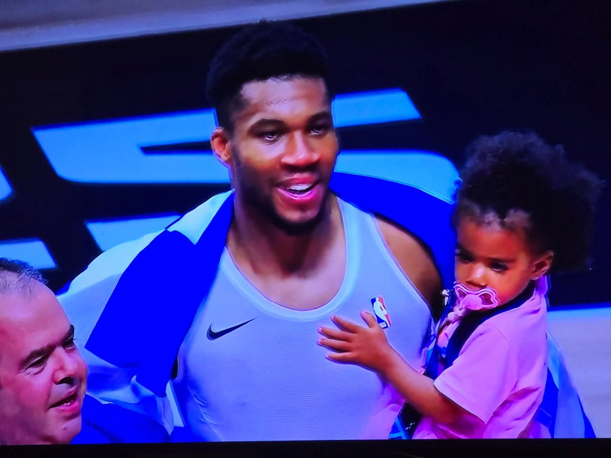 “Το έκανα για την πατρίδα, το έκανα για μένα, το έκανα για την οικογένειά μου.” 🇬🇷
Αυτά τα λόγια του Γιάννη Αντετοκούνμπο μετά την ΤΕΡΑΣΤΙΑ νίκη και το μετάλλιο στο EuroBasket δεν είναι απλά λόγια,  είναι η ψυχή μας συγκεντρωμένη σε έναν άνθρωπο. 🙌
Ευχαριστούμε Γιάννη για κάθε