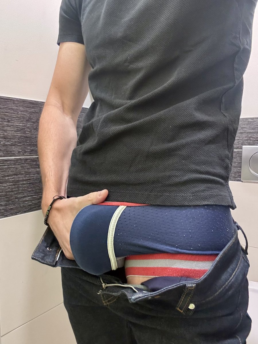 HungFrenchyGuy's tweet photo. I canโt hide my bulge at workโฆ any tips or advices ? #bugle #bickdick #bigdickproblem #gayporn https://t.co/ORz6wl3ihA