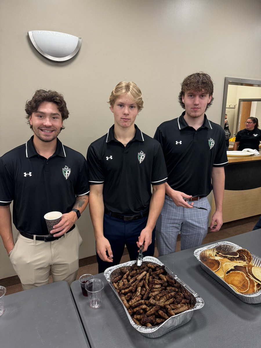 PARaidersHockey's tweet image. Thanks to Smitty’s for helping us setup a huge pancake breakfast for our season ticket holders this morning!