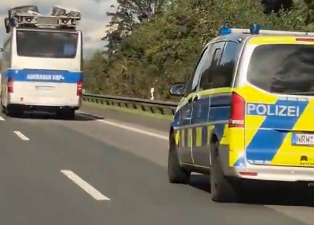 Deutsche 🇩🇪 Steuerzahler bezahlen die Eskorte durch 2 NRW-Polizeifahrzeuge des „Adenauer SRP+“ der linken NGO „Zentrum für Politische Schönheit“ in Berlin. 

Wer in NRW heute CDU wählt, bekommt mutmaßlich genau das für seine Stimme: Die links-grüne Politik einer