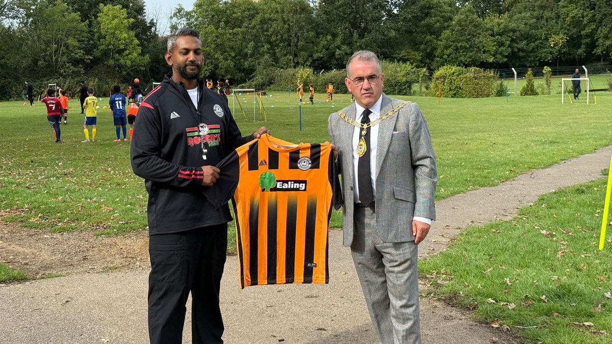 Great choice of a Number 10, Mayor Kelly at Greenford Town FC. Great to see the passion of young players. They asked who my favourite player of all time was: Diego Maradona #greenford #Number10