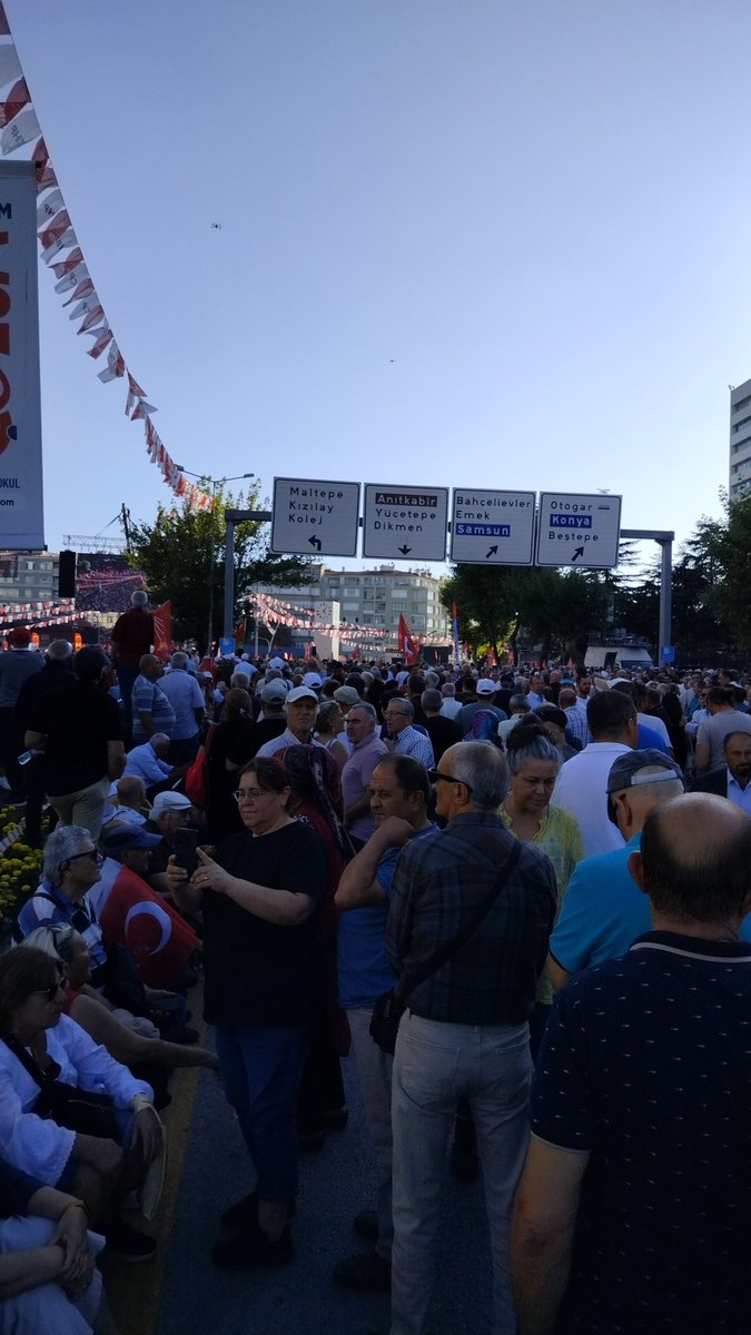 Hani diyorlar ya şikayet eden CHP'li, edilen CHP'li. 
Kağıt üzerinde CHP üyesi olmak CHP'li olduğu anlamına gelmez. Onlar çıkarı uğruna her yola dönen oportünist yavşaklardır. 

Gerçek CHP'liler Tandoğan Meydanında haykırıyor Kurtuluş Yok Tek Başına Ya Hep Beraber Ya Hiç Birimiz