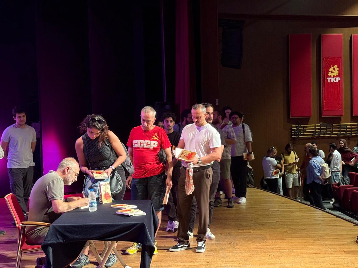 TKP Genel Sekreteri Kemal Okuyan, son kitabı Devrim üzerine yapılan söyleşi için dün İzmir'in ardından bugün İstanbul'daydı. 

Devrim'i okuyan ve ülkemizi devrimle nasıl buluşturacağımızı hep birlikte düşünmek için salonu dolduran İstanbullu emekçilere teşekkür ediyoruz. Ülkemizi