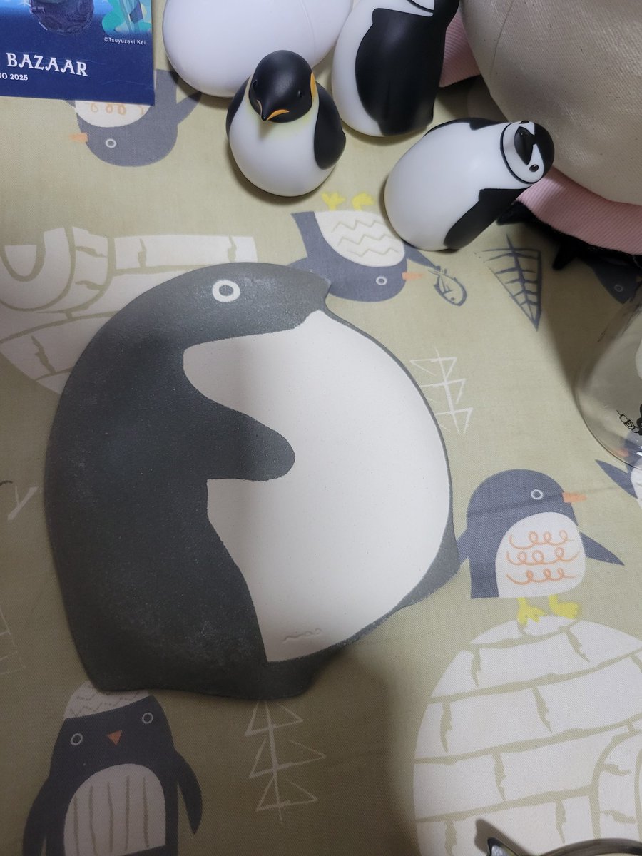 あべのペンバザ
ペン利品～✨
ヒゲちゃんお家にお迎え出来て本当に嬉しい🎵
ペンギンライトはヒゲ×ヒゲ×コウテイ。もっとガチャるべきだった？
アデリーのお皿は表裏を見比べて～凄い✨
我が家はますますペングッズで溢れてますます幸せ空間になっている✨
ありがとうございます。