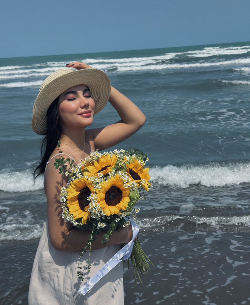 yasfllah's tweet photo. sky and the sea speak of eternity.🌊🦀🌻 https://t.co/nmHKa2KpiF