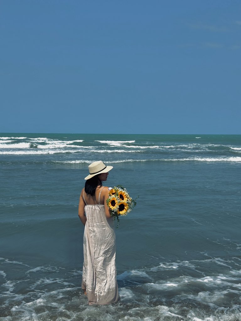 yasfllah's tweet photo. sky and the sea speak of eternity.🌊🦀🌻 https://t.co/nmHKa2KpiF