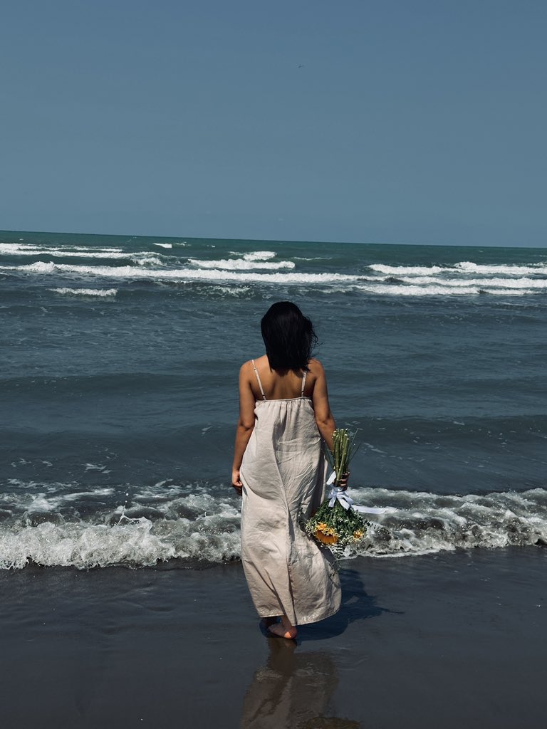 yasfllah's tweet photo. sky and the sea speak of eternity.🌊🦀🌻 https://t.co/nmHKa2KpiF