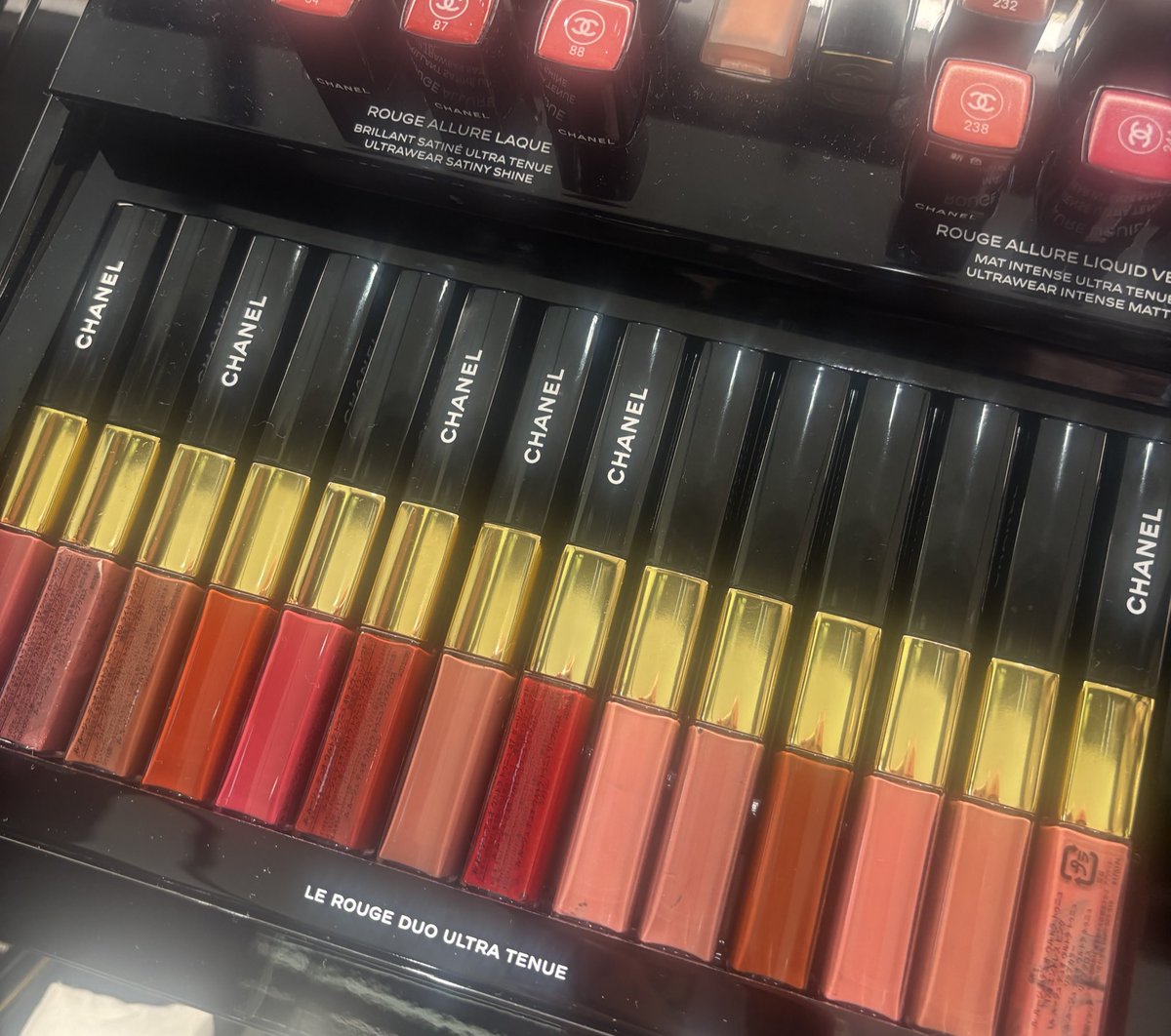 m_i105_'s tweet photo. 噂のCHANELの落ちないリップ、
成田の免税店にほぼ全種類あった〜😭💖
百貨店とか売り切れなのに😭しかも免税だからお得😭💖最高😭💖 https://t.co/QCLMlCcF5R