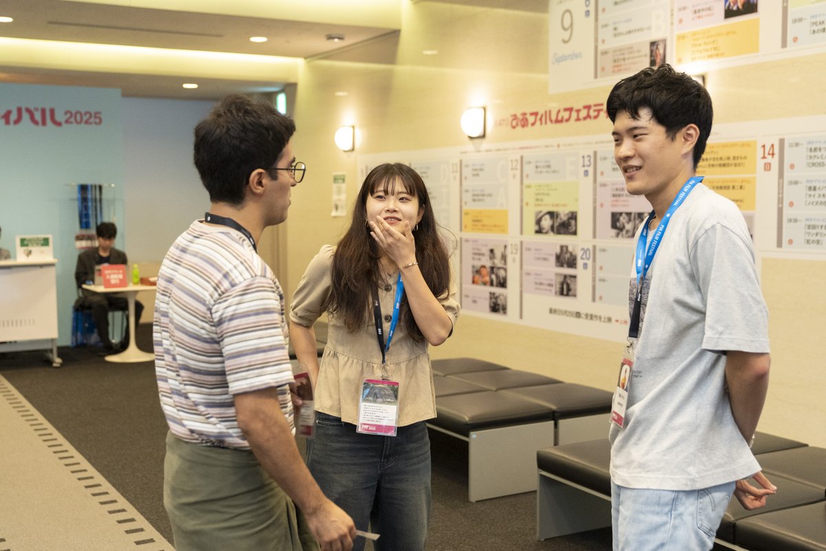pff_award's tweet photo. ＼🎬#PFFアワード 2025 Fプログラム／

『惑星イノウエ』鈴木大智監督
『マイ スモール ワールド』丸岡優月監督
『ノイズの住人』アンドレス・マドルエニョ監督

美術制作に半年、撮影に半年をかけた鈴木監督。
引き画＆シンメトリーな画づくりを目指すもつ丸岡監督。
即興で役者にもサプライズを仕込むアンドレス監督。

異なる個性をもった3作品のこだわりの演出術を伺いました！
