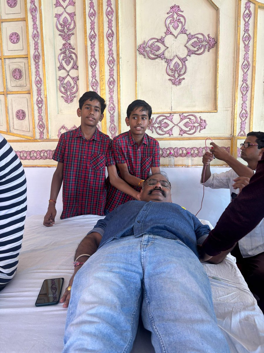 news4rajasthan's tweet photo. #Jaipur: शौर्य फाउंडेशन ने फिर रचा इतिहास
जयपुर का सबसे बड़ा रक्तदान शिविर किया आयोजित, रक्तदान शिविर में 2256 यूनिट रक्त का हुआ संग्रहण, शौर्य फाउंडेशन का चौथा रक्तदान शिविर हुआ आयोजित, मंत्री कर्नल राज्यवर्धन राठौड़, विधायक बालमुकुंदाचार्य, पूर्व मंत्री प्रताप सिंह खाचरियावास, पूर्व RTDC चेयरमैन धर्मेंद्र राठौड़, महापौर सौम्या गुर्जर सहित, कई जनप्रतिनिधि रहे उपस्थित, शिविर में SMS अस्पताल, संतोकबा दुर्लभ जी, जनाना, जेके लोन, समेत कई अस्पतालों और ब्लड बैंकों की टीमों ने दी सेवाएं
@PSKhachariyawas @drsomyagurjar @BMacharyaBJP