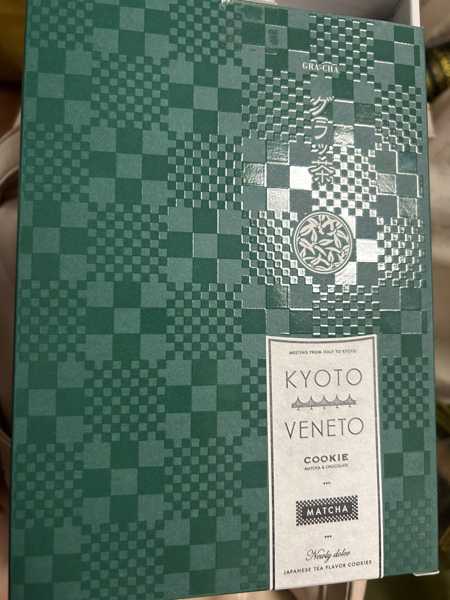 試食貰って美味しかったから買ったけどこれめっちゃ美味しいですぞ

抹茶全然好きくないるなが美味いうまいゆーてますからね

相当美味いです

抹茶とチーズ入りランドグシャ🧀