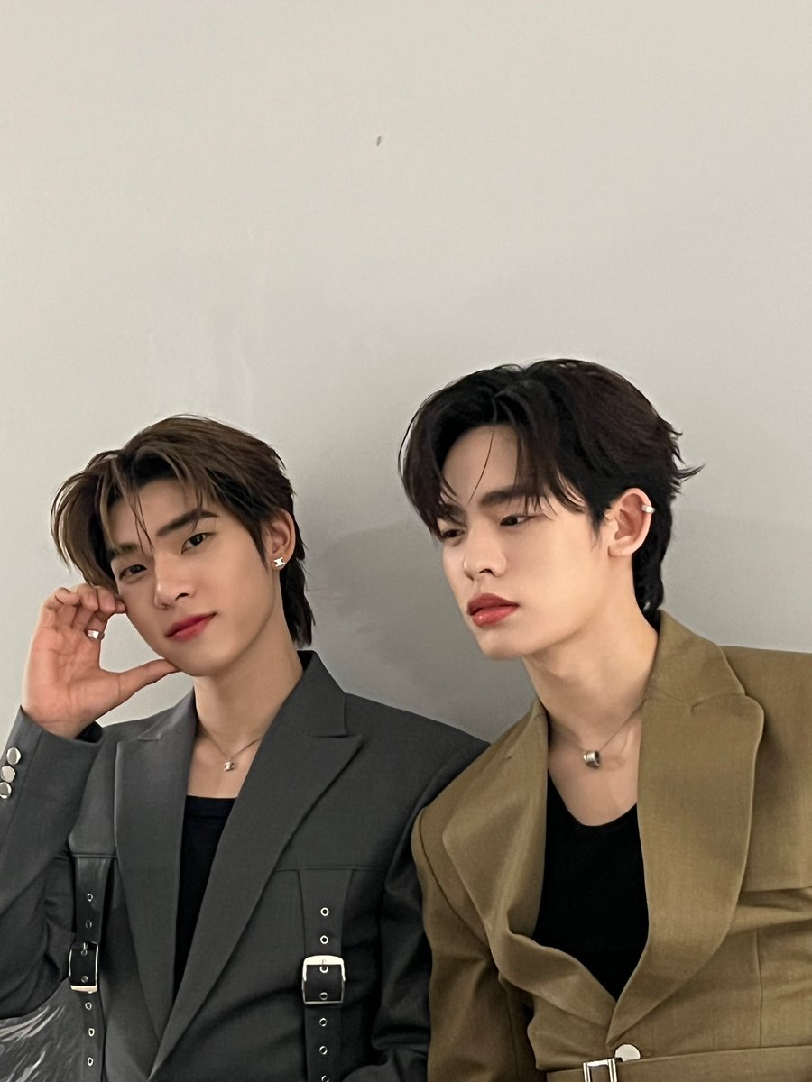 แก๊งลูกปูเก่งมากกกก เติบโตมาอย่างซนเลยยย 😛 ผ่านกันมาหลายเรื่องราว หลายความรู้สึก หัวเราะร้องไห้ด้วยกันมานานเท่าไรร(เพลงอะไรเอ่ย งื้ม) วันนี้สุดท้ายแล้วจริง ๆ ก็ใจหาย แต่ยินดีกับผลงานข้างหน้าของทุกคนเลยยย ทุกอย่างข้างหน้าจะดีขึ้นดีขึ้นนนไปอีกแน่นอน ขอให้แก๊งลูกปูถูกค้นพบ