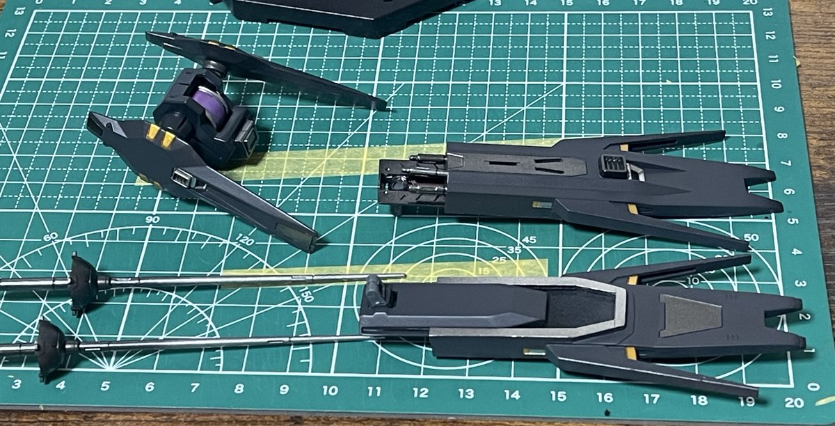 みなさん！お疲れさまｰｯ ᐕ)ﾉ ⁾⁾⭐

〝ガンダムヴィダール〟進捗〜‼️

下半身の塗分終了ーーー！😄

残すは上半身､ライフル､ハンドガン
少しずつ終わらせていきまーす(੭•̀ᴗ•̀)੭！

今月中には完成させたいな〜(* ॑꒳ ॑*  )

#ガンプラ 
#ガンプラ好きと繋がりたい