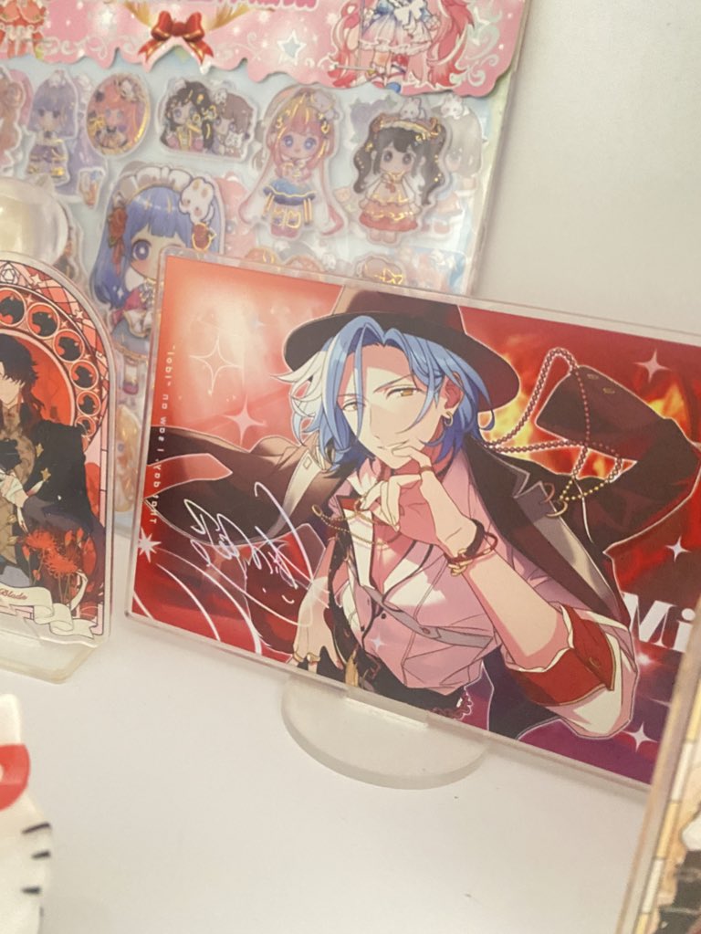 hiimeeru's tweet photo. i got this stand like a while ago of my favourite card and its like.. USGHSHSHSJS https://t.co/K47ZyG6CRy