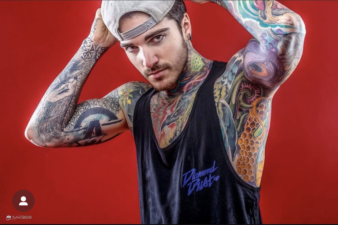 SSY_Extrange's tweet image. Je participe actuellement à TattooModelWorld (catégorie France)
Je dois réunir  des votes du public pour être qualifié et aller en finale devant un jury.
J’ai besoin de la team 2€ pour me soutenir ! Et m’aider à aller en finale à Paris le 26 Octobre 🙏🖤

missmistertattoo.world/fr/candidate/b…