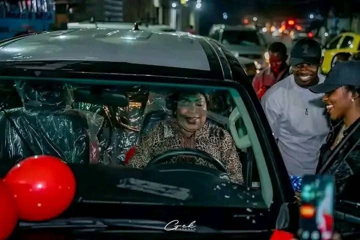 MarleyVuvu's tweet photo. Insolite ❗ 

Dans la vision du chef de l’État, qui prône la famille d’abord, la ministre de la jeunesse, dite vierge, Grâce @GraceKutino, a offert ce dimanche une jeep TOYOTA d’une valeur de plus de 50 000 dollars à sa mère biologique.

La question demeure celle de savoir, d’où provient une telle somme, alors qu’elle vient à peine d’être nommée ministre ? 🤔
@MamyKazadi @gisele_mulumba @AleshOfficiel @JosephEdeba @KatangaCynthia @Florydangoma520