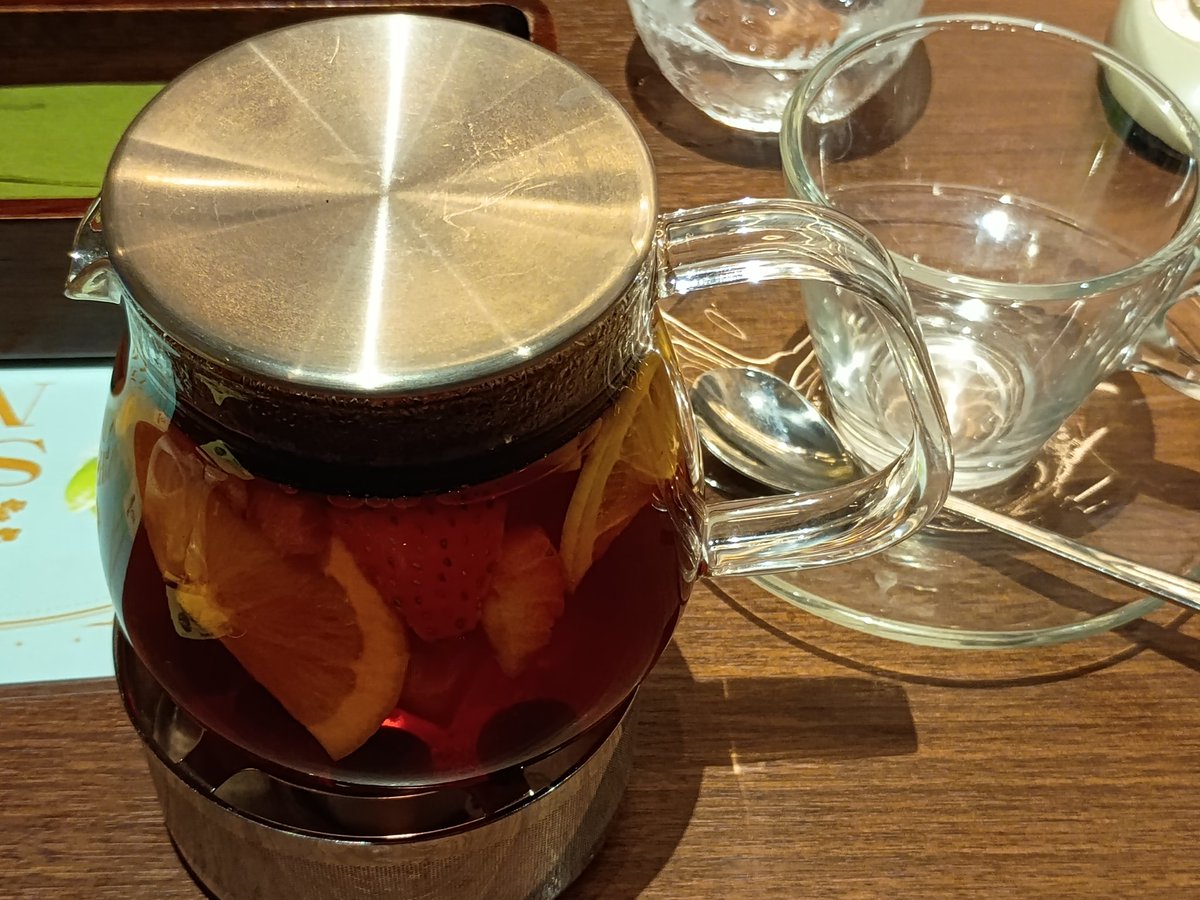 Shohji_Hirayama's tweet photo. Enjoyed fruit tea today! 🍓🍍🍊 Heated with a candle in a glass pot, infused with strawberries, pineapple, kiwi, blueberries, orange, lemon, and herbs. The steeped fruits were so tasty! 😋 #FruitTea #TeaTime #ShortRide https://t.co/UCS4WasgJa
