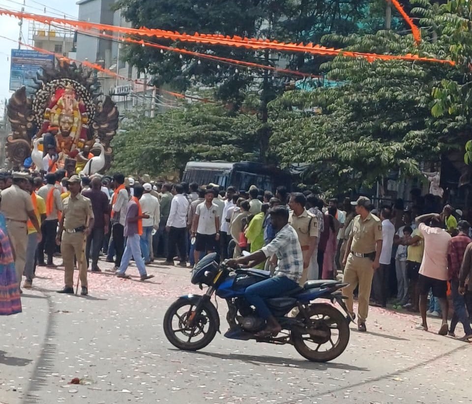 SPTumkur's tweet photo. ಕುಣಿಗಲ್ ನಗರದ ಹಿಂದೂ ಮಹಾಗಣಪತಿ ವಿಸರ್ಜನಾ ಕಾರ್ಯಕ್ರಮದ ಬಂದೋಬಸ್ತ್  ಉಸ್ತುವಾರಿ ಮಾಡಲಾಯಿತು. #TumakuruDistrictPolice 
#HinduMahaGanapati 
#Bandobasth
@Kunigalps 
@venkatashok https://t.co/FGPZzr2wpt