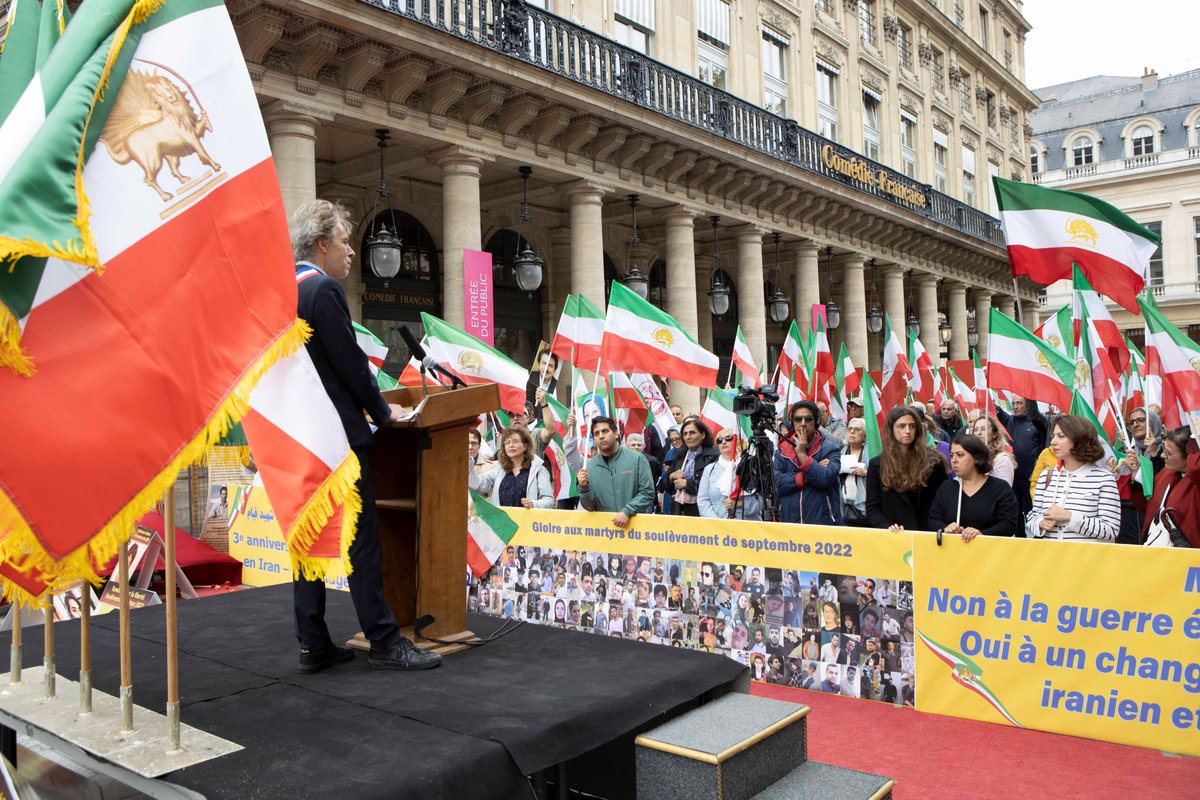 A l'occasion de l'anniversiare du soulèvement de 2022 en Iran samedi sur la Place collette à Paris. 
#FemmeRésistanceLiberté #NiChahNiMollah
J'ai eu l'occasion de souligner : 
"Le régime s'imagine qu'en ciblant l'OMPI, il parviendra à obtenir le prochain soulèvement, il se trompe