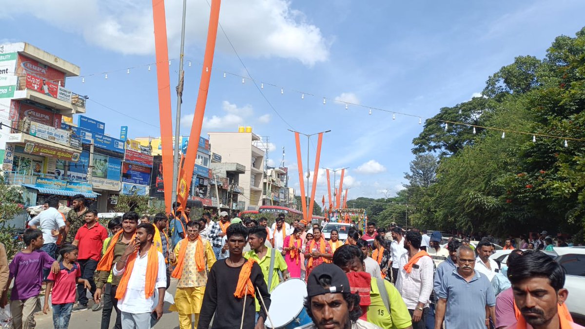 SPTumkur's tweet photo. ಕುಣಿಗಲ್ ನಗರದ ಹಿಂದೂ ಮಹಾಗಣಪತಿ ವಿಸರ್ಜನಾ ಕಾರ್ಯಕ್ರಮದ ಬಂದೋಬಸ್ತ್  ಉಸ್ತುವಾರಿ ಮಾಡಲಾಯಿತು. #TumakuruDistrictPolice 
#HinduMahaGanapati 
#Bandobasth
@Kunigalps 
@venkatashok https://t.co/FGPZzr2wpt