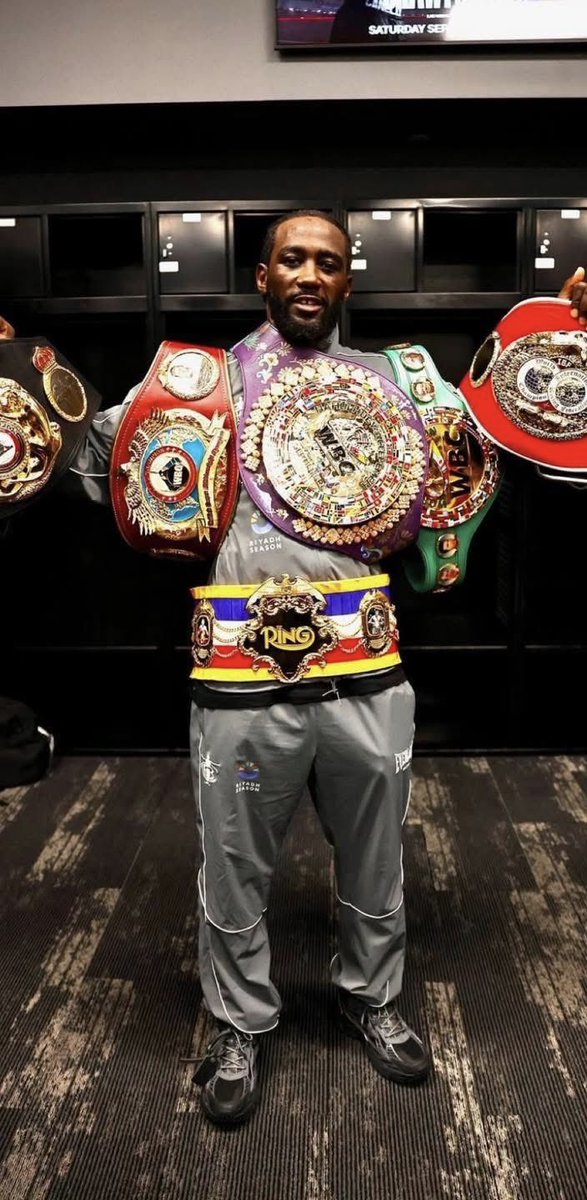 EditorMzt's tweet photo. "Terence Crawford posando con los cinturones que alguna vez fueron del Canelo. 🥊🏅🥇
#FBLifestyle #BoxingChamp #NewKing #CrawfordEra #PoundForPound #Boxeo #ChampionshipVibes" https://t.co/U59oZNJfdC