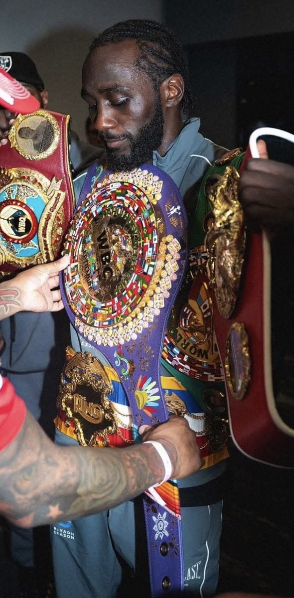 EditorMzt's tweet photo. "Terence Crawford posando con los cinturones que alguna vez fueron del Canelo. 🥊🏅🥇
#FBLifestyle #BoxingChamp #NewKing #CrawfordEra #PoundForPound #Boxeo #ChampionshipVibes" https://t.co/U59oZNJfdC