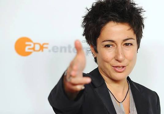 Was diese Frau immer wieder verbreitet erinnert an ganz dunkle Zeiten in Deutschland!
Warum wurde die noch nicht fristlos entlassen?