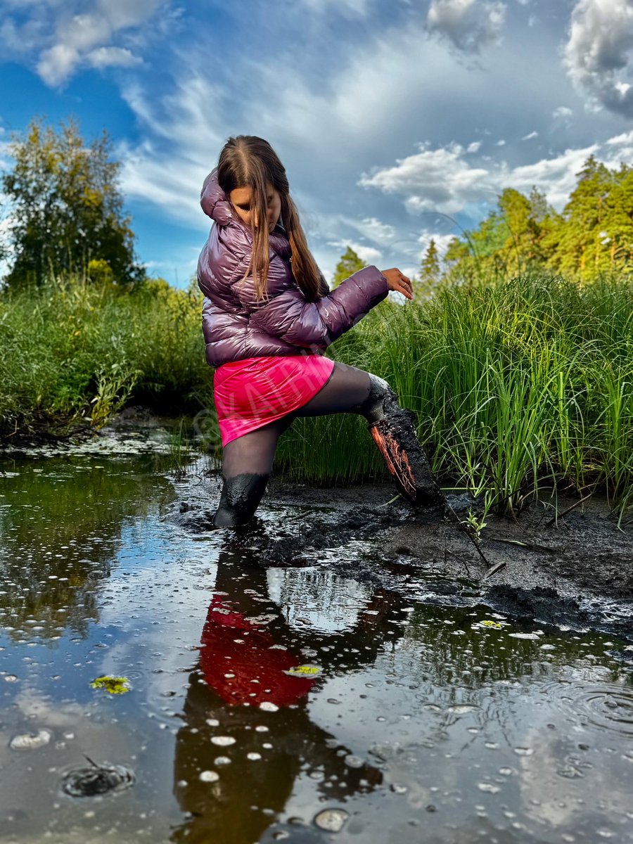 Katrin_Shiny's tweet photo. Not every 🐻 photoshooting 📸 goes as planned…
Even in my Hunter boots I was getting more and more stuck with every next step 🐾 Do I have to head back thought that mud? How my 💜shiny waterproofs✨ are holding up - am I pushing them to the limit?🧟♀️
#messy #wam #mudstuck https://t.co/8yxWGO6JrM