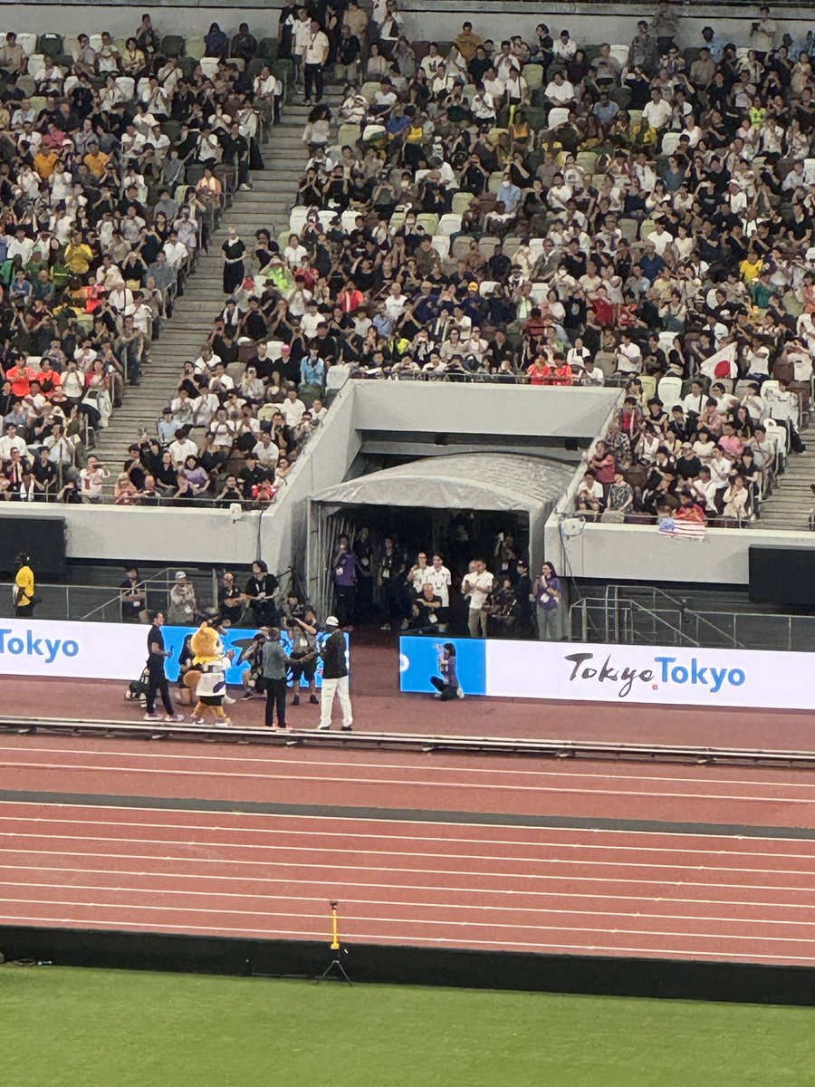世界陸上を生で観戦。

後ろ姿のボルトぉ。。。
彼はVIPシートでずーっとくつろいでました。😂