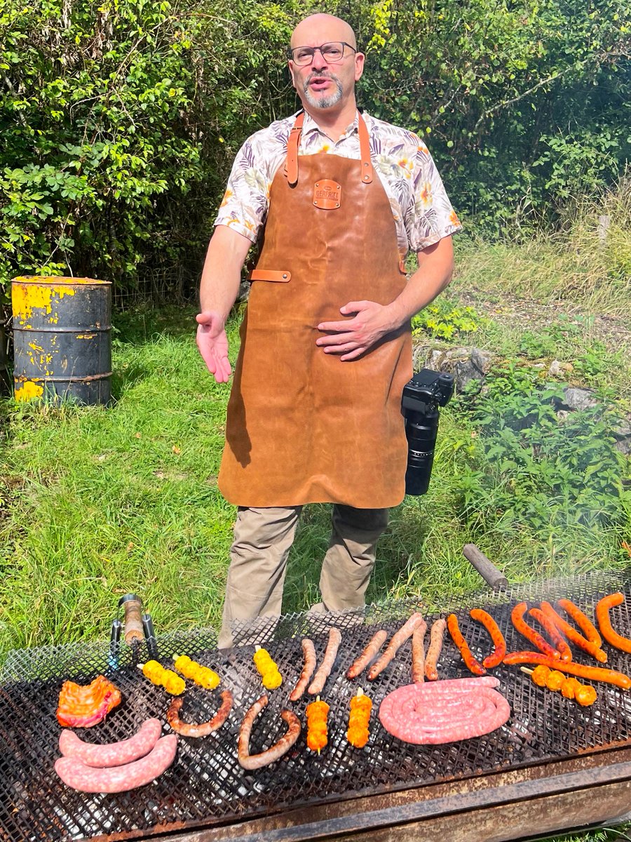 À quoi reconnait-on un passionné de photographie lorsqu'il est invité à un barbecue ?
...
...
😅👍