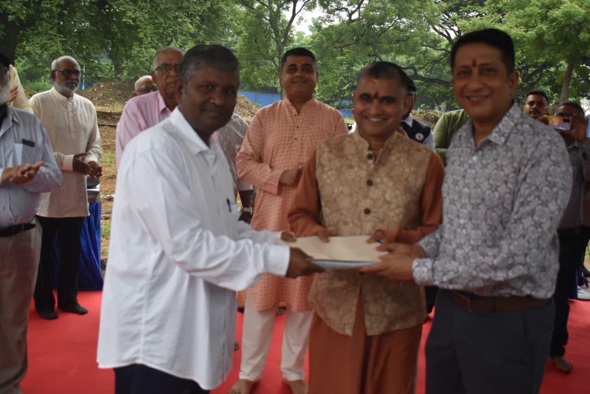 IN_HQTNP's tweet photo. Historic moment for Station Chennai! Veterans blessed the occasion as #INCS Chennai's #NavMart becomes a reality, promising subsidized essentials & lifestyle products of premium quality to defence personnel, families & ex-servicemen. A step closer to dream fulfilled! https://t.co/kSGbg7mBhc