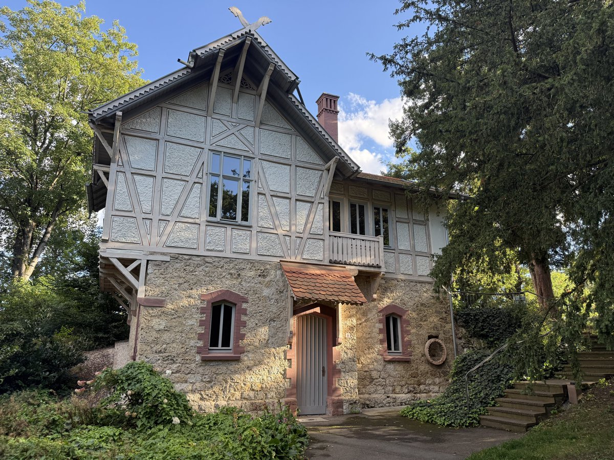 BadToxic's tweet photo. More from the #VernaPark on our little #tour through #Rüsselsheim, #Germany.
#verna #park #house #Haus #sunClock #Sonnenuhr #pond #Teich #fountain #Springbrunnen #walk #hike #stroll #Spatziergang #Ausflug #tourism https://t.co/B0K6hdDg42
