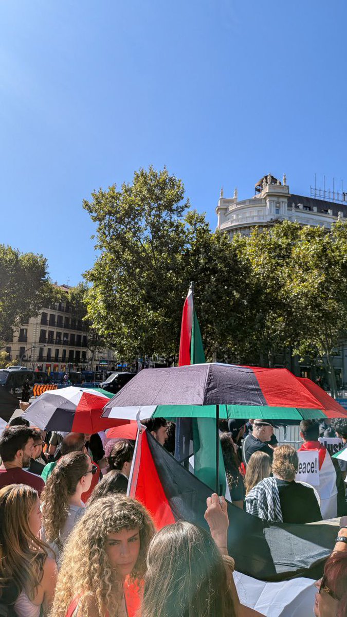IU_Madrid's tweet photo. 🚴‍♂️  🇵🇸 La Vuelta ha vivido dos jornadas inolvidables: en la Comunidad de Madrid, banderas, pancartas, acciones y cortes de ruta en protesta por el genocidio en Palestina 

Orgullo colectivo
¡Que viva la lucha del pueblo palestino!

#StopGenocideInGaza #FreePalestine https://t.co/qyH81y0rSH