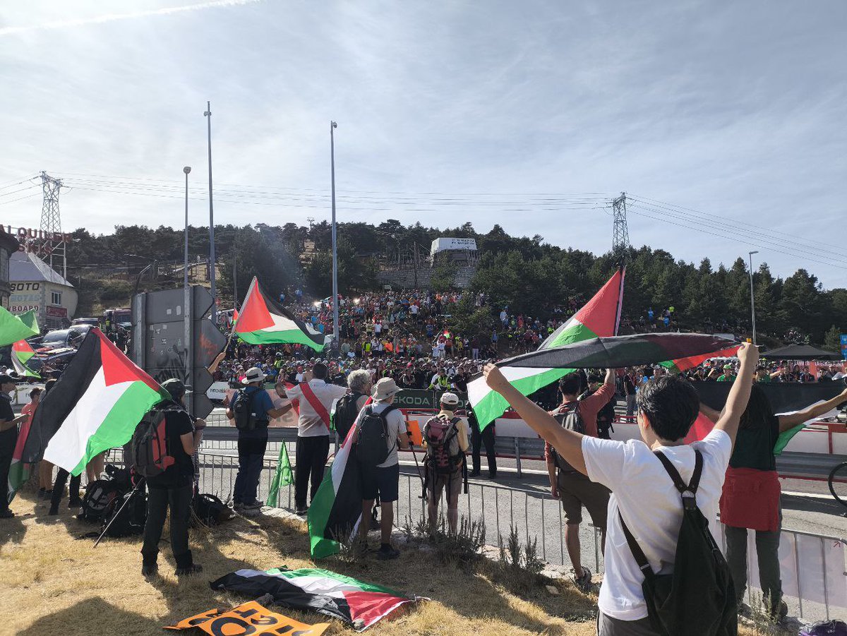 IU_Madrid's tweet photo. 🚴‍♂️  🇵🇸 La Vuelta ha vivido dos jornadas inolvidables: en la Comunidad de Madrid, banderas, pancartas, acciones y cortes de ruta en protesta por el genocidio en Palestina 

Orgullo colectivo
¡Que viva la lucha del pueblo palestino!

#StopGenocideInGaza #FreePalestine https://t.co/qyH81y0rSH