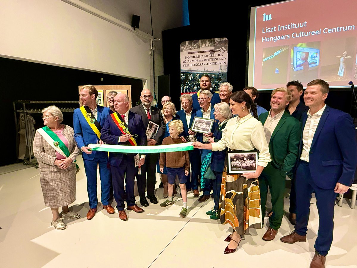 tamasivankovacs's tweet photo. Fantastic ‘#Hongaarse #Culturele #Dag’ in #Eeklo, #Flanders 🇭🇺🤝🖤💛🇧🇪 organized by the City of @eeklo and our #Embassy’s @Liszt_Inst_Bxl Cultural Institute. The day started with a moving exhibition opening ceremony on the “Kleine #Hongaartjes” in Meetjesland where I had the privilege to address the participants with the Mayor of Eeklo Mr. Koen Loete @koenloete and thank their assistance in making such a wonderful #Hungarian-#Flemish/#Belgian grand friendship event possible and of course for the unforgettable & invaluable help given to #Hungarian #children in need by their parents and grandparents 💯 years ago‼️🙏 @Bart_DeWever @JanJambon @vincent_v_p @AnneliesVl @FranckenTheo @prevotmaxime @EpsteinAri @BelgiumMFA @BelgiumDGB @Flanders_DFA @HungaryintheEU @NATOHungary @DiploWorld