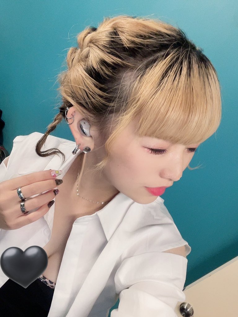 Kaoru___s's tweet photo. バタエフェ特別編🦋ありがとうございました◎

たのしかた〜！とても！たのしかった〜です！

こうやって節目に呼んでもらえるの嬉しいね👏
久々にスーリアさんと2人で歌えてるーん！
やし4人で歌ったジャンナイも楽しかった〜！

現地も配信も大感謝だ〜✌️💗

#蝶響 https://t.co/ekZ67LjsKN