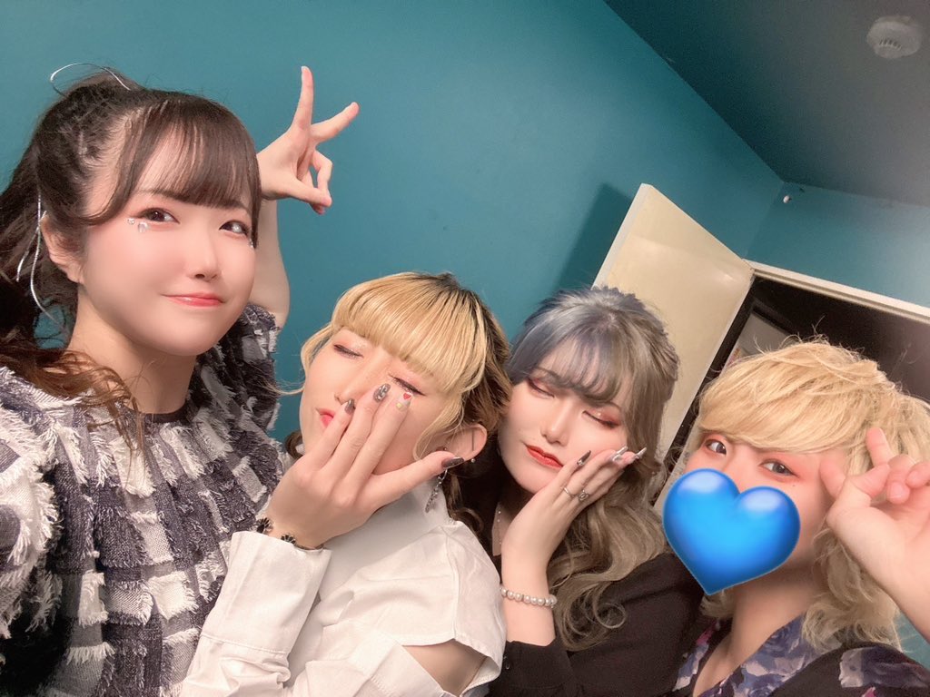Kaoru___s's tweet photo. バタエフェ特別編🦋ありがとうございました◎

たのしかた〜！とても！たのしかった〜です！

こうやって節目に呼んでもらえるの嬉しいね👏
久々にスーリアさんと2人で歌えてるーん！
やし4人で歌ったジャンナイも楽しかった〜！

現地も配信も大感謝だ〜✌️💗

#蝶響 https://t.co/ekZ67LjsKN