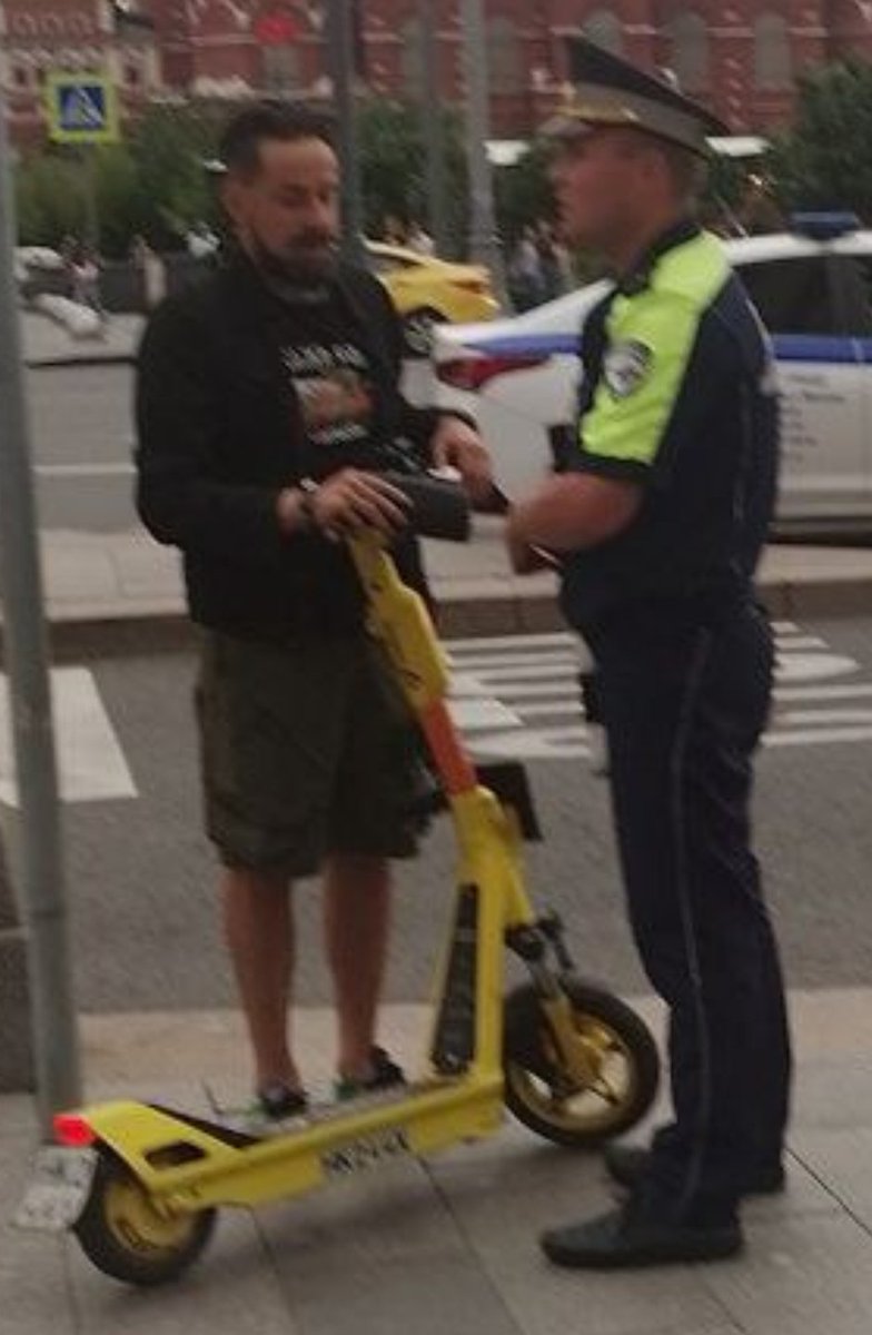 Роман Антоновский - главный монархист всея Руси, оказывается - электросамокатчик!!!
Ну теперь все встало на свои места😭