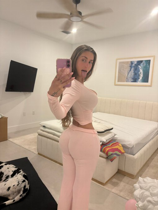 is anyone attracted to girls w this build anymore? https://t.co/j9y4pUIXNG