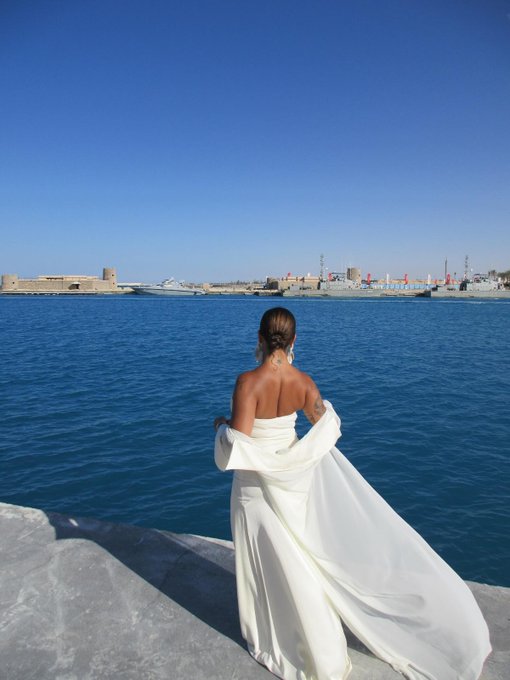الأبيض الكلاسيكي يسيطر على إطلالة أصالة كامل. خطفت أصالة كامل الأنظار بإطلالة راقية باللون الأبيض بصيحة الكتف الواحد خلال مجموعة صور نشرتها عبر حسابها على إنستغرام 