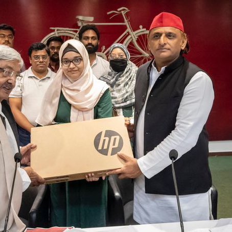 आज हिंदी दिवस के मौके पर टॉप करने वाले कई छात्रों को अखिलेश जी ने लैपटॉप वितरित किया 

योगी आदित्यनाथ को आईडिया ही नहीं है की हिंदी दिवस कैसे मनाया जाता है 😄