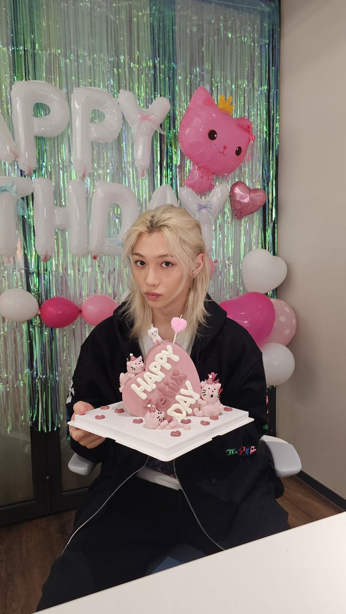 30 MINUTES UNTIL FELIX'S BIRTHDAY!

RT AND REPLY WITH THE TAGS FOR OUR BIRTHDAY BOY‼️

 LEE FELIX GLOBAL BLUEPRINT 
#FelixEraDefiningIcon
#지금_온세상이_용복이야
#HappyFelixDay