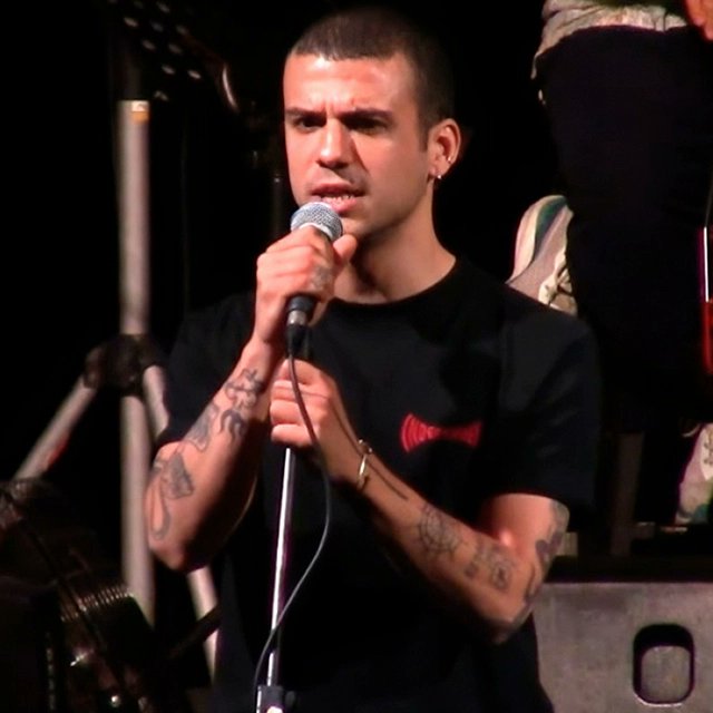 Αθήνα: Γνωστός μουσικός επιτέθηκε σε αστυνομικό - Η εξέλιξη του περιστατικού -  dete.gr/athina-gnostos…