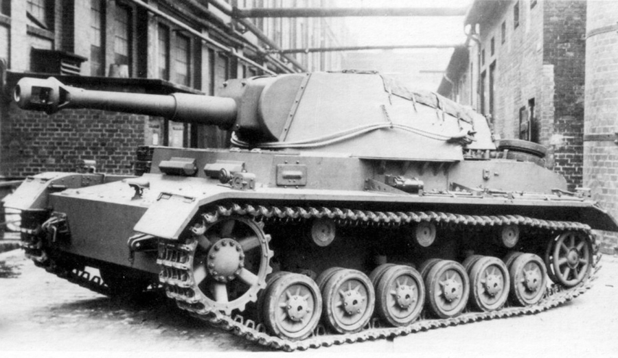 Tank_Archives's tweet photo. Krupp presented the Pz.Sfl.IV (leFH 18) SPG #OTD in 1939. This was a medium tank chassis that carried a 105 mm howitzer. The idea was promising, but it lost out to the Wespe, which carried the same gun but on a light tank chassis. #tanks #history #WW2 #WWII https://t.co/M3OqCnm0Ip