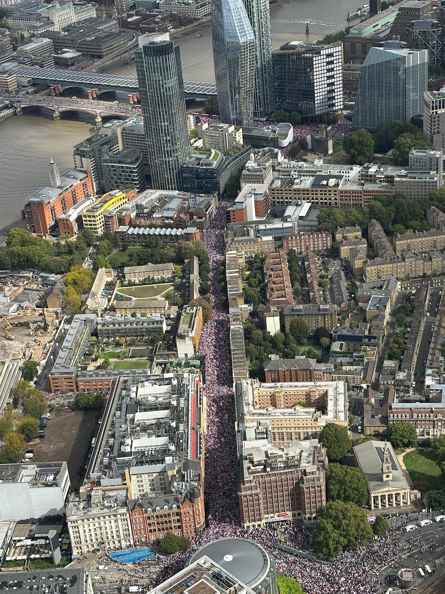 There isn’t a chance in hell that there are 3 million people in that photo. 

You couldn’t fit the population of Greater Manchester into a couple of streets.

Just like his name, Yaxley-Lennon is making up his crowd sizes. 

#UniteTheKingdom #3Million