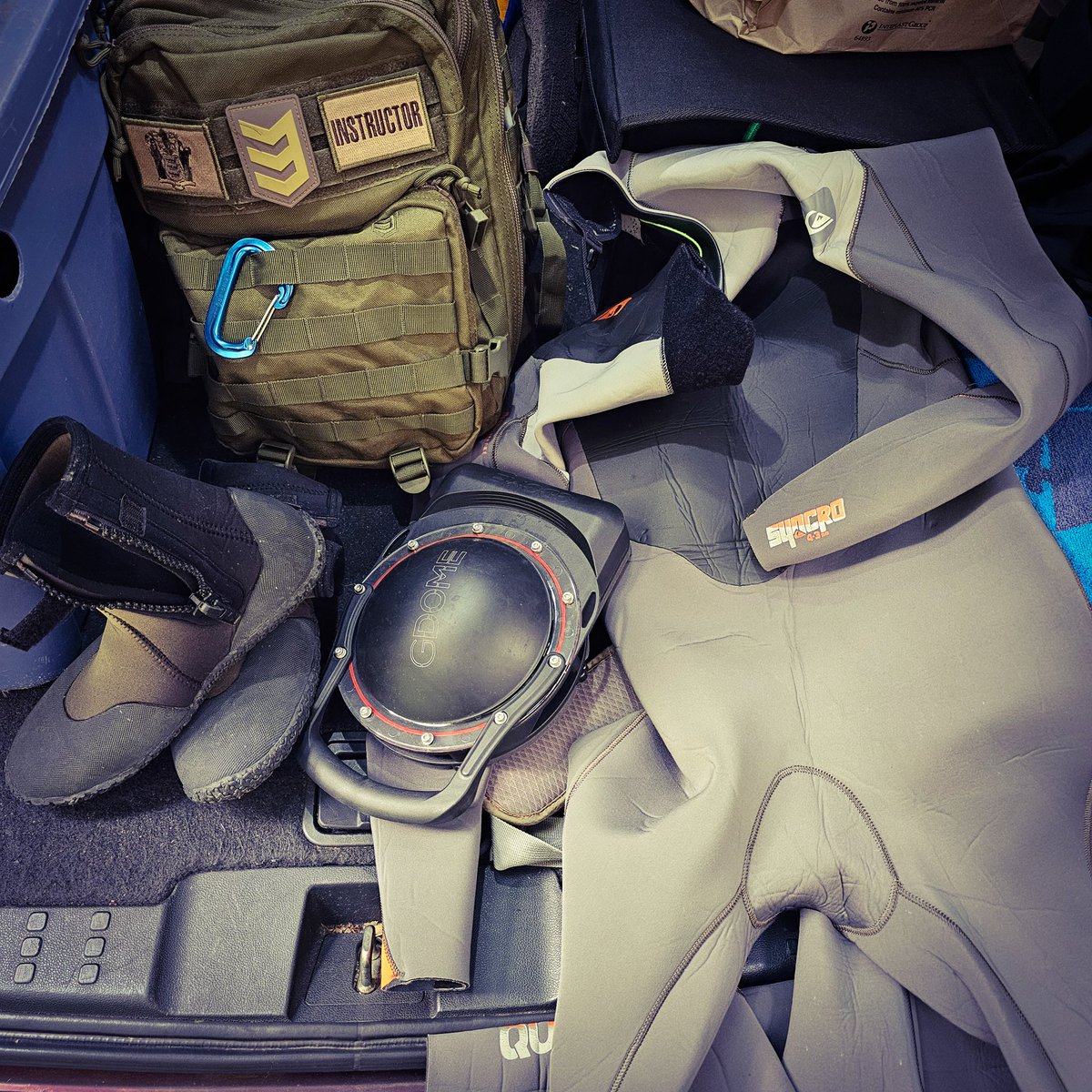 AdamPolinger's tweet image. Ready for whatever the elements throw at me. The @3vgear tactical pack keeps my essentials organized and accessible, while the @gdome housing protects my smartphone for those epic underwater shots.
#UnderwaterPhotography  #PhotographyGear #LandscapePhotography #OutdoorGear