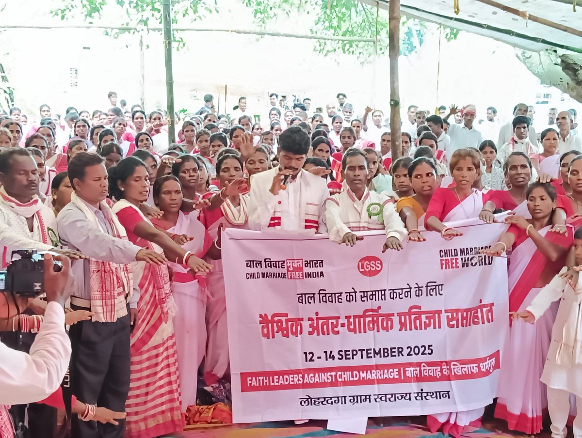 GramLgss's tweet photo. वैश्विक अंतर-धार्मिक प्रतिज्ञा सप्ताहांत  में धर्मगुरु हुए बाल विवाह के खिलाफ - आरकोसा कुसे जमुरा ।  @JharkhandCMO @dc_garhwa @DCGumla   @DC_LOHARDAGA  @DCChatra @JustRightsIndia @Bhuwan_Ribhu  @VikramK9504 #GlobalInterfaithWeekend #EndChildMarrige  #FaithInAction https://t.co/zn4ZVXz5r3