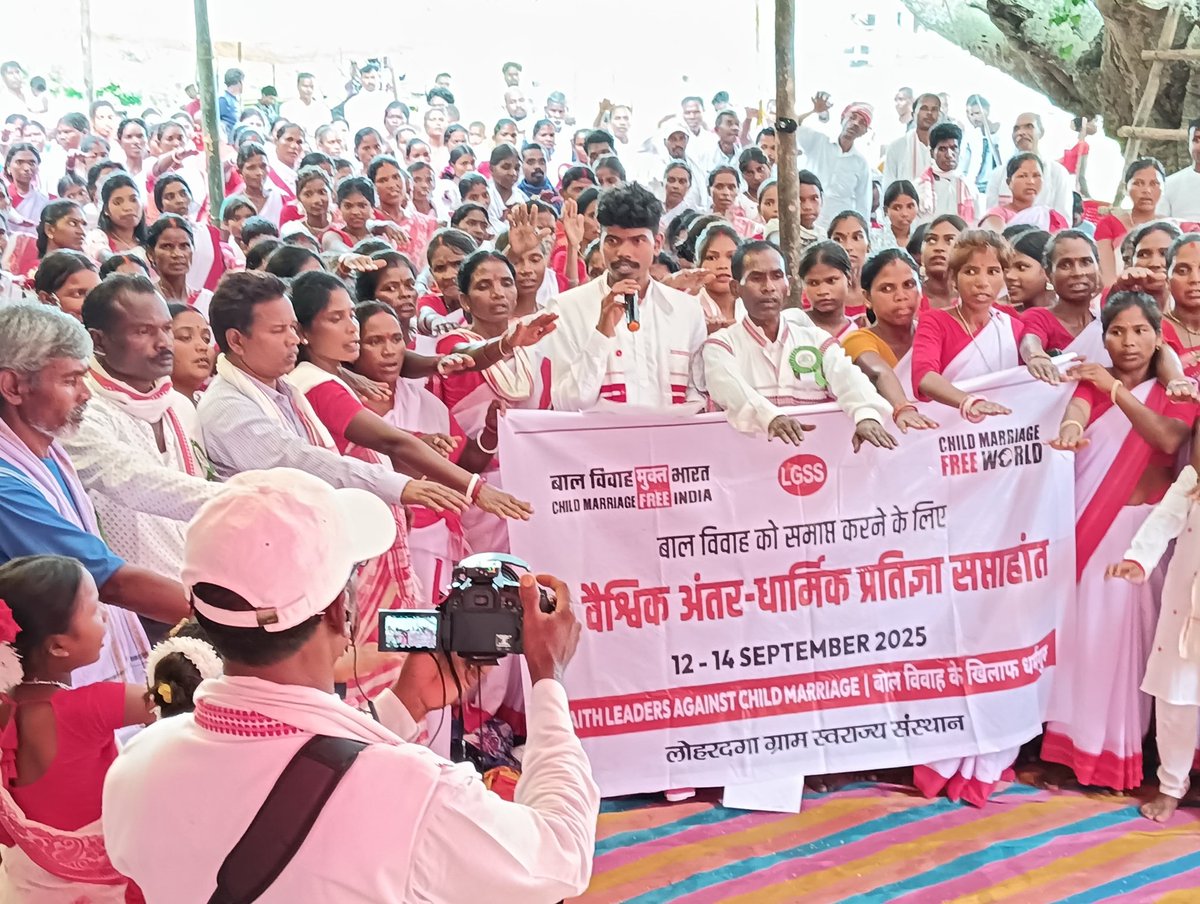 GramLgss's tweet photo. वैश्विक अंतर-धार्मिक प्रतिज्ञा सप्ताहांत  में धर्मगुरु हुए बाल विवाह के खिलाफ - आरकोसा कुसे जमुरा ।  @JharkhandCMO @dc_garhwa @DCGumla   @DC_LOHARDAGA  @DCChatra @JustRightsIndia @Bhuwan_Ribhu  @VikramK9504 #GlobalInterfaithWeekend #EndChildMarrige  #FaithInAction https://t.co/zn4ZVXz5r3