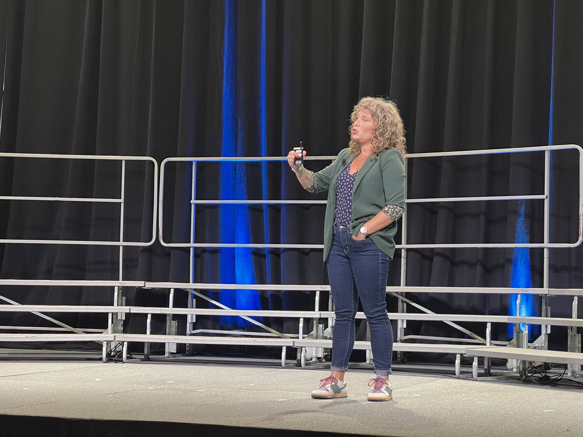 tasanet's tweet photo. We’re hearing from keynote speaker and licensed professional counselor @JustineFroelker on the 5 pathways to a courageous life as we close out #txEDCON in Houston. #InspiringLeaders #txed @tasbnews #txEDCON25 https://t.co/E9x9G5J1ss