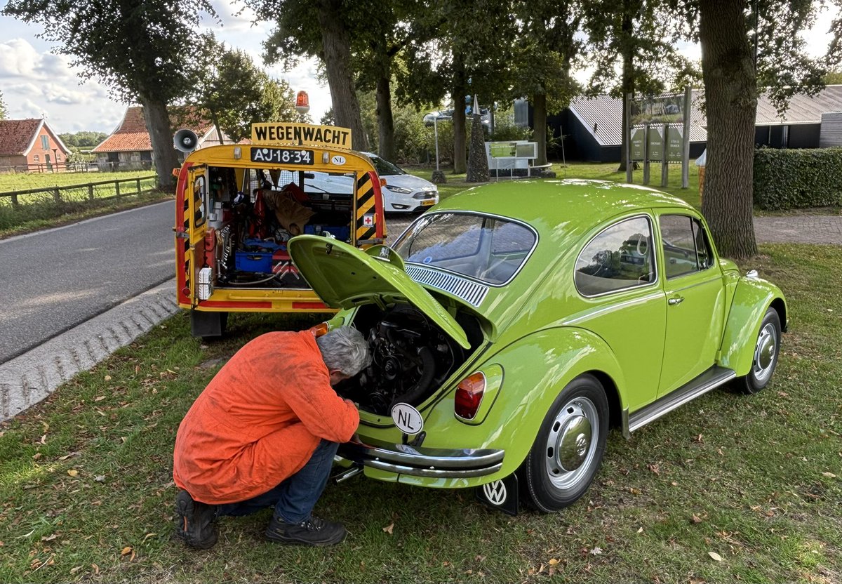 AlfredBeumer's tweet photo. Een geluk bij geen ongeluk!

Natuurlijk geen autopech met mijn Pop-Kever maar wanneer je een Wegenwacht Besteleend uit 1969 tegenkomt laat ik de expert er toch graag even naar kijken. ✅ https://t.co/ebPmbcWi0t
